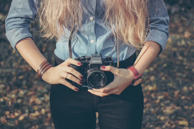 photographe-BAGNOLS EN FORET-min_hand-person-girl-woman-camera-photography-614-pxhere.com