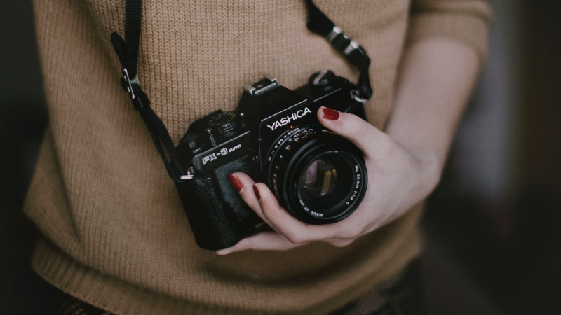 photographe-BAGNOLS EN FORET-min_woman-camera-photography-photographer-slr-dslr-319-pxhere.com